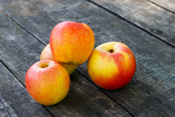 Manzanas frescas maduras sobre mesa de madera rústica - Foto, Imagen