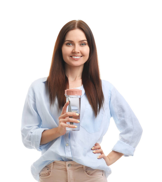Nuori nainen pullo vettä valkoisella pohjalla - Valokuva, kuva
