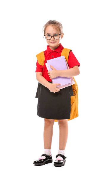 Μικρή μαθήτρια σε λευκό φόντο - Φωτογραφία, εικόνα
