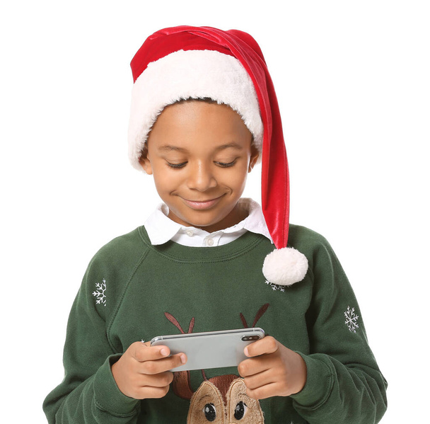 Söpö afroamerikkalainen poika Santa hattu ja matkapuhelin valkoisella taustalla - Valokuva, kuva