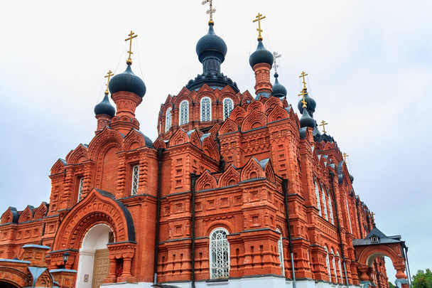 El Convento de Shamordino (Convento de San Ambrosio y Nuestra Señora de Kazán) es un convento ortodoxo ruso estauropegial en la aldea de Shamordino, Óblast de Kaluga, Rusia. - Foto, Imagen