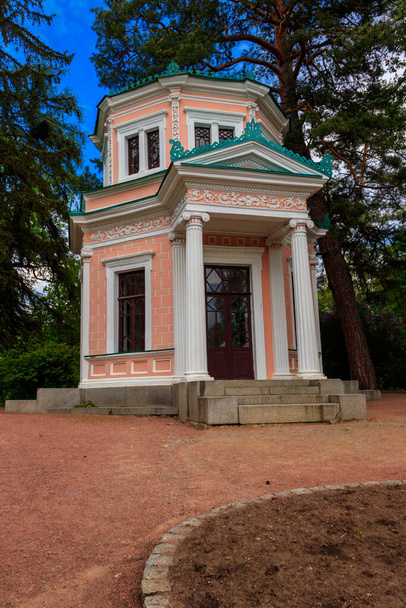 Pink Pavilion saarella Anti-Circe (rakkauden saari) Sofiyivka puistossa Uman, Ukraina - Valokuva, kuva