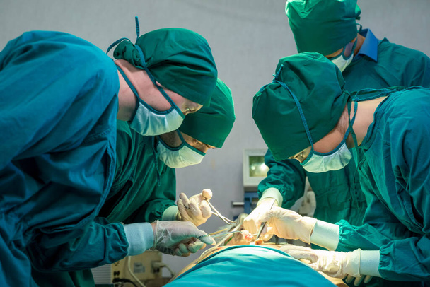 Hastane, Cerrahi, Tıp ve İnsan Konsepti 'ndeki ameliyathanede hayat kurtarmak için tıbbi ekip ameliyatı yapıyor..  - Fotoğraf, Görsel