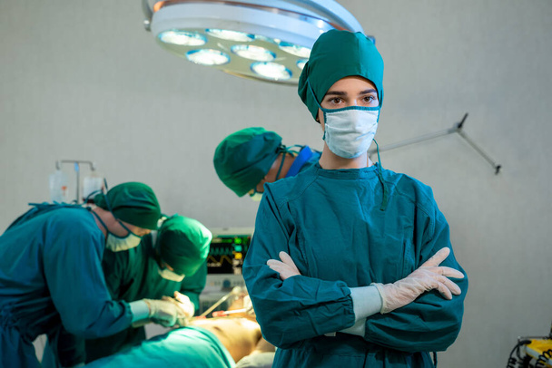 хірурги в уніформі готові працювати на фоні операційної кімнати перед операцією
. - Фото, зображення