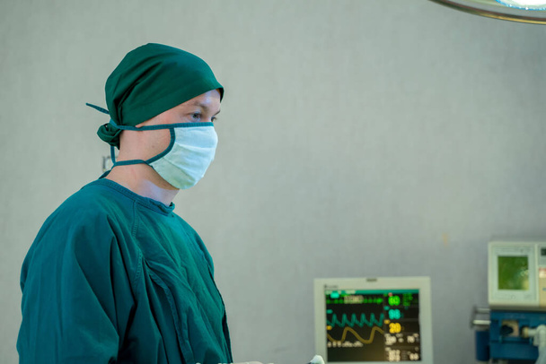Chirurdzy w mundurach gotowi do pracy na sali operacyjnej przed operacją. - Zdjęcie, obraz