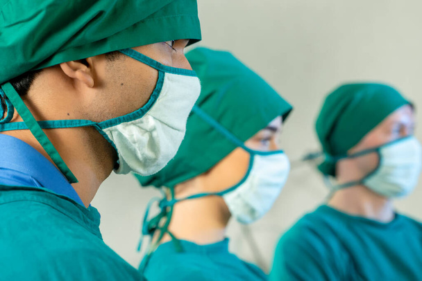 Ritratto del team di medici professionisti in piedi in sala operatoria. - Foto, immagini
