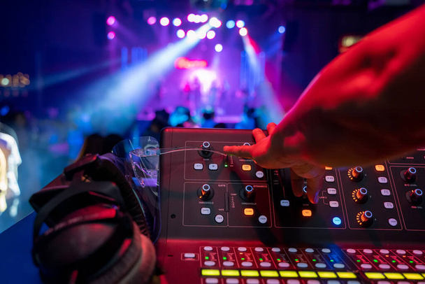 Звуковий технік контролює професійний звуковий мікшер в нічному клубі, селективний фокус
. - Фото, зображення
