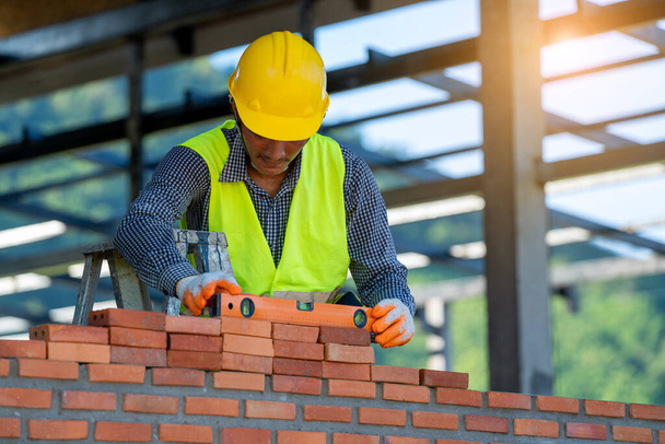 Кирпично-цементная кладка строит слой домостроителя, Концепция строящегося жилого дома. - Фото, изображение