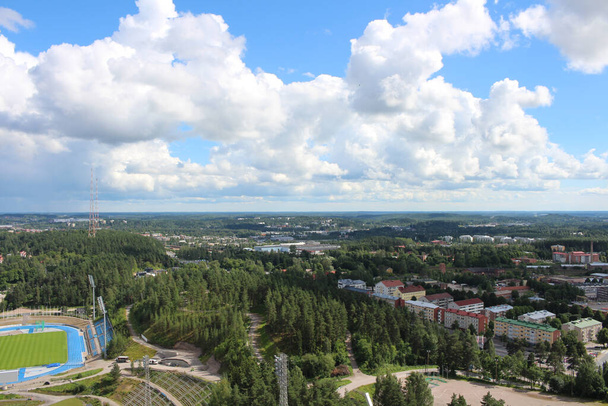 雲と空の背景にスキージャンプからラハティの街の眺め。フィンランド. - 写真・画像
