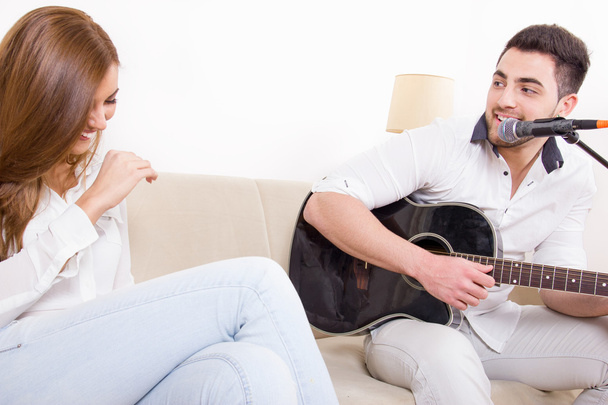красивий чоловік грає на гітарі дівчині
 - Фото, зображення