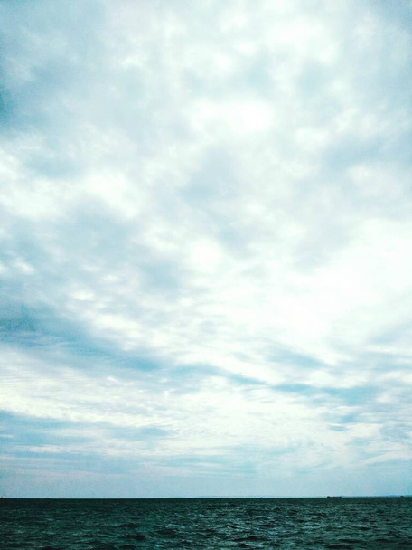 Чорне море на тлі хмарного неба.  - Фото, зображення