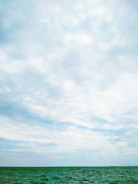 Mar Negro tempestuoso contra o fundo do céu nublado  - Foto, Imagem