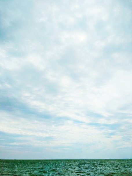 Чорне море на тлі хмарного неба.  - Фото, зображення