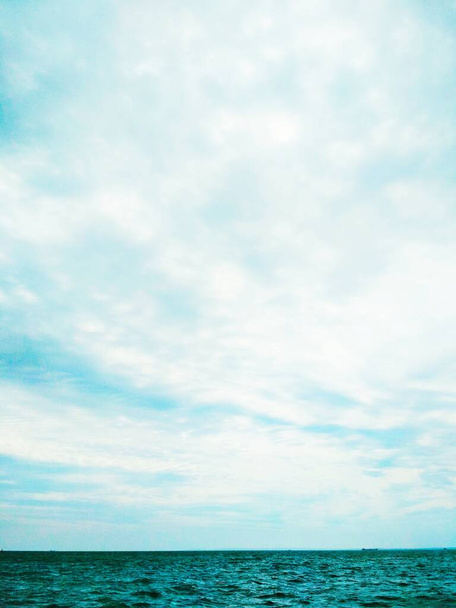 Stürmisches Schwarzes Meer vor bewölktem Himmel  - Foto, Bild