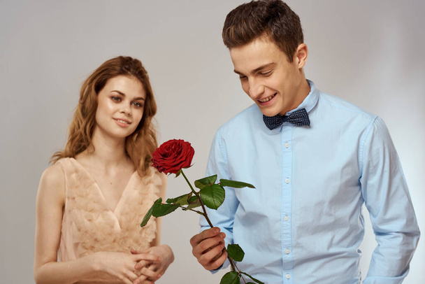 Mies ja nainen punainen ruusu romanssi rakkaus perhe pari loma - Valokuva, kuva