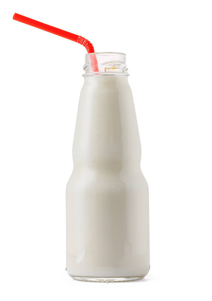 Copa de vidrio de leche con una paja aislada en blanco - Foto, Imagen