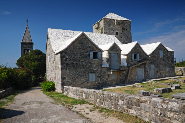 Исторические каменные дома в Island Brac, церковь, Супетар, Хорватия. - Фото, изображение
