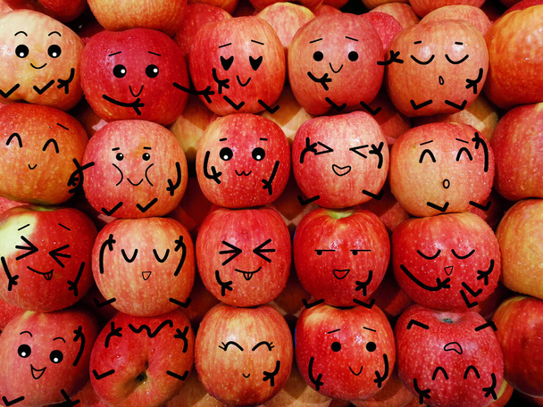 Tło wielu jabłek. Te jabłka są ozdobione różnymi emocjami.. - Zdjęcie, obraz