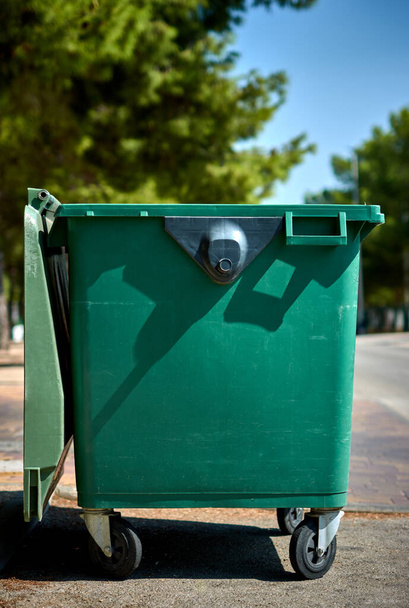 detalle de un contenedor de basura verde vacío en la calle - Foto, imagen
