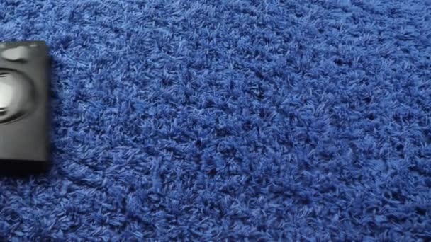 Hoovering alfombra azul en casa - Imágenes, Vídeo
