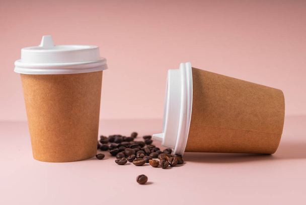 избирательный фокус. бумажные чашки для горячих напитков кофе и чай, с пластиковой крышкой, чтобы забрать. Copyspace - Фото, изображение