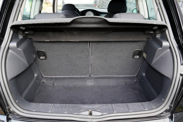 Kleiner schwarzer Kofferraum im modernen Kleinwagen - Foto, Bild