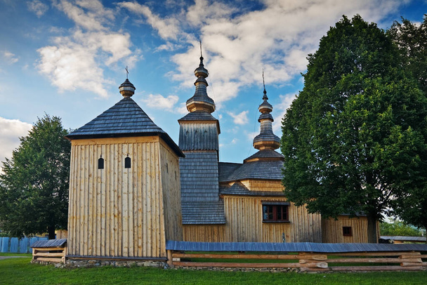 Szent Mihály arkangyal görög katolikus templom, fatemplomok, UNESCO, Ladomirova, Szlovákia. - Fotó, kép
