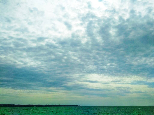 Θύελλα Μαύρη Θάλασσα στο φόντο του θυελλώδη συννεφιασμένο ουρανό  - Φωτογραφία, εικόνα