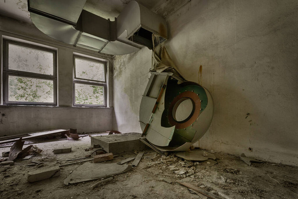 Σπασμένο δωμάτιο σε εγκαταλελειμμένο ξενοδοχείο - Φωτογραφία, εικόνα