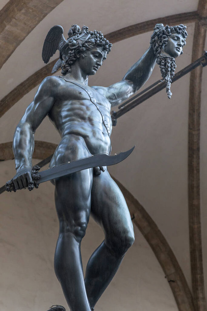 FLORENCE, ITALY - SEPTEMBER 12, 2018: This is the statue of Perseus with the head of Medusa the Gorgon (Benvenuto Cellini) in the Lanzi Loggia, which is open for public viewing. - Φωτογραφία, εικόνα