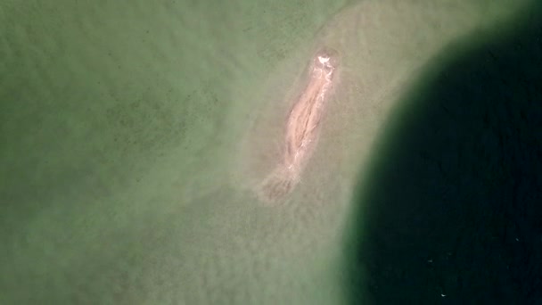 Pequena ilha de areia desabitada no recife do oceano, 4k drone alta vídeo não classificado - Filmagem, Vídeo