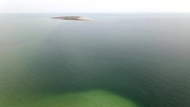 Pequena ilha de areia desabitada no recife do oceano, 4k drone alta vídeo não classificado - Filmagem, Vídeo