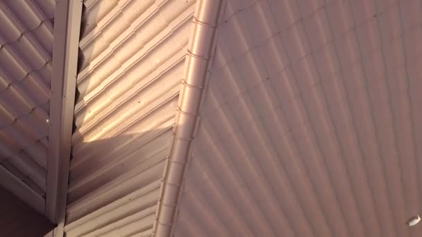 Luftaufnahme der Dachkonstruktion des Hauses mit Blechen aus Metallziegeln. - Filmmaterial, Video