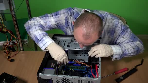 İşçiler ofislerindeki bozuk bilgisayarı tamir eder ve bilgisayar donanımını geliştirirler. 4K 'da çekilmiş. - Video, Çekim