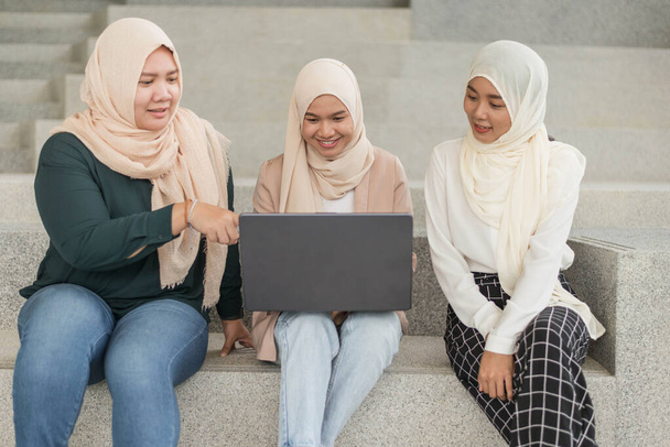Grupa muzułmańskiej kobiety pracującej razem. - Zdjęcie, obraz