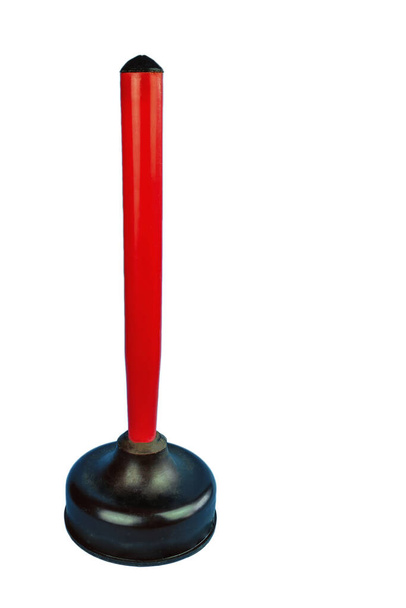bomba de mano con mango de madera roja para limpiar los bloques de sedimentos sobre un fondo blanco - Foto, imagen