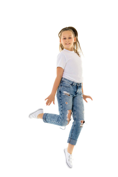 The little girl is jumping fun.The concept of a good mood, summer vacation. - Foto, Bild