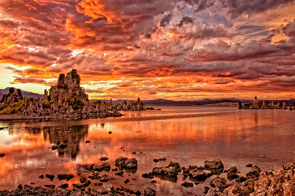 surrealistische mono lake zonsondergang - Foto, afbeelding