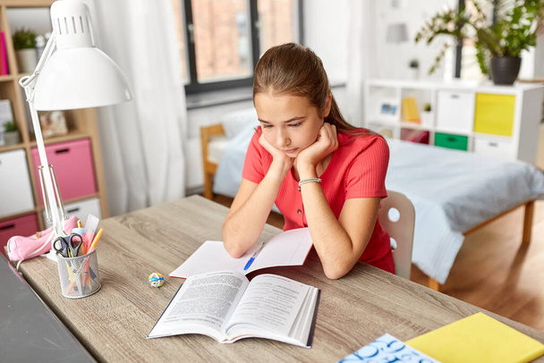 student nastolatka dziewczyna czytanie książki w domu - Zdjęcie, obraz