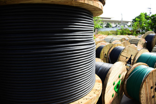 Bobinas de madera de cable eléctrico al aire libre. Cables de alta y baja tensión en el almacenamiento. - Foto, imagen