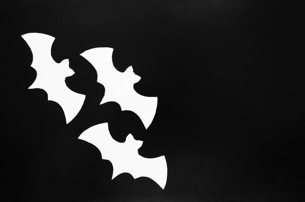 Beyaz kağıt yarasalar siyah arka planda yatar - Fotoğraf, Görsel
