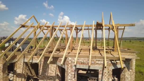Vue aérienne de la maison inachevée avec structure à ossature de toit en bois en construction. - Séquence, vidéo