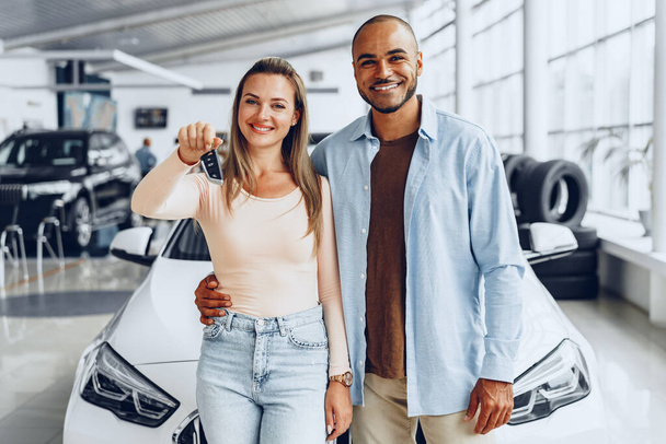 Happy excited couple buying a new car and showing keys - Foto, Imagem