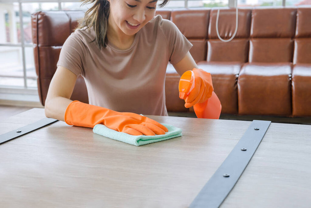 Las mujeres limpian la casa con ropa y líquido. Para proteger contra virus, Corona Covid-19 previene la propagación del virus. - Foto, Imagen