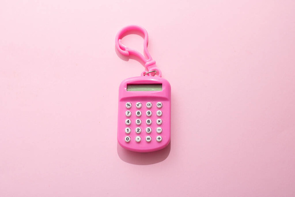 Różowy kalkulator dla dzieci z białym wyświetlaczem - Zdjęcie, obraz