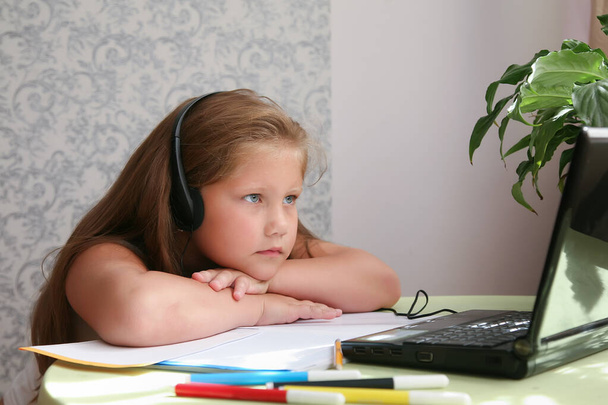 Criança focada auto isolamento usando fones de ouvido usando laptop no café, escrevendo notas, estudante aprendendo língua, assistindo webinar on-line, Home school, e-learning conceito de educação - Foto, Imagem