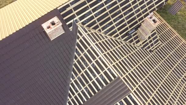 Antenni näkymä keskeneräinen talo puinen kattorakenne peitetty metalli laatta levyt rakenteilla. - Materiaali, video