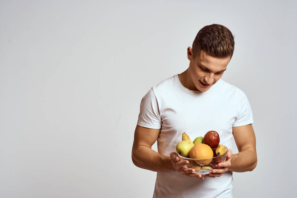 Человек со свежими фруктами в чашке здоровый образ жизни витамины здорового питания - Фото, изображение