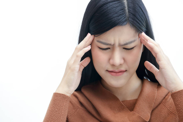 Aziatische vrouwen hebben hoofdpijn, duizeligheid, flauwvallen, moeten naar een dokter. Witte achtergrond. Kopieerruimte - Foto, afbeelding