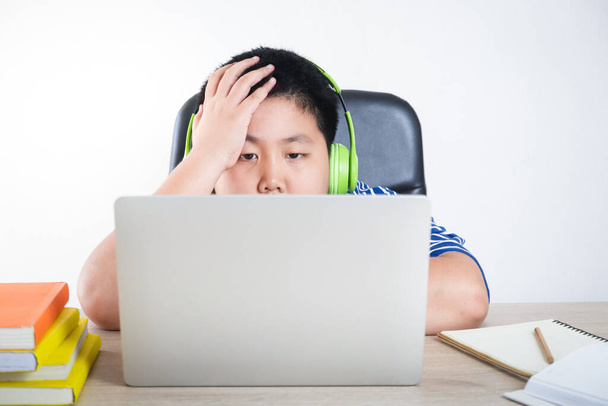 Asyalı bir çocuk internet üzerinden evden internet üzerinden okuyor. Stres yapıyor.. - Fotoğraf, Görsel